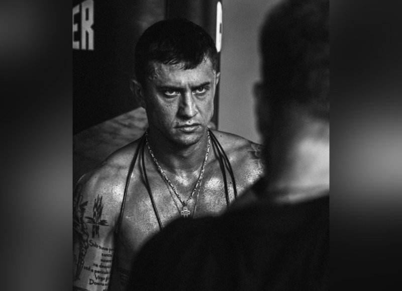 Павел Прилучный избивает полицейских