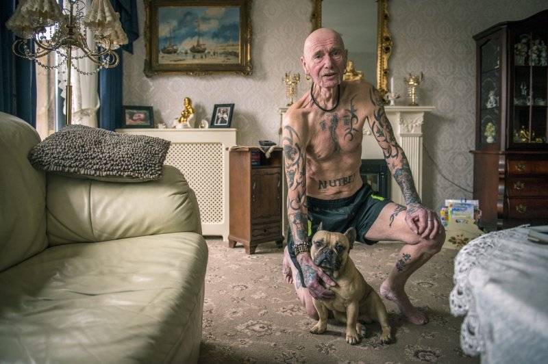 Старик в наколках