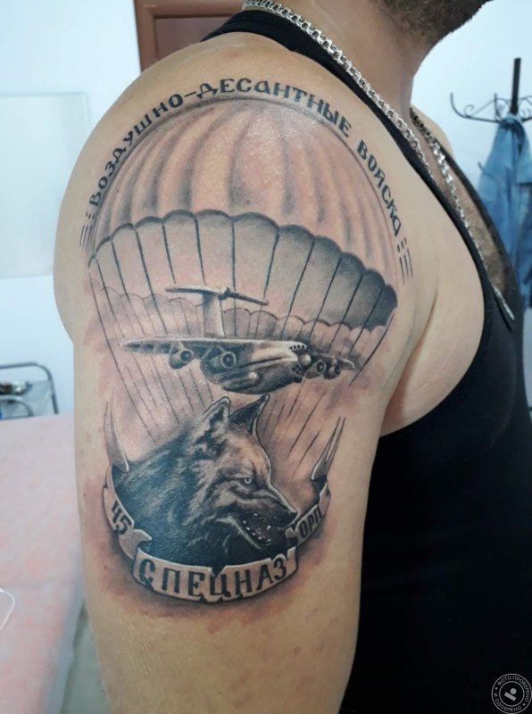 Тату ВДВ на плече