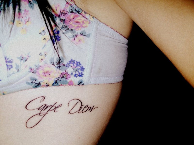 Тату надпись Carpe Diem