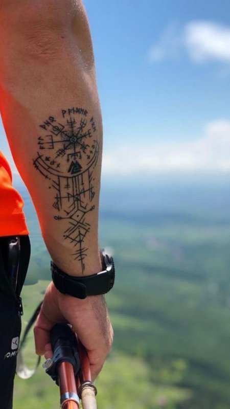 Тату вегвизир на предплечье