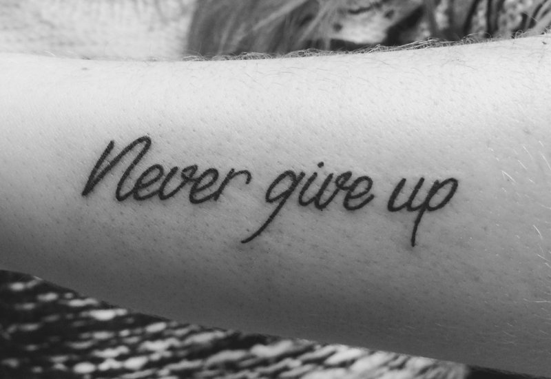Тату never say never на руке