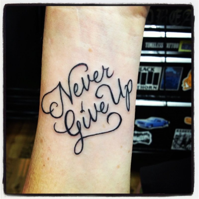 Never give up тату
