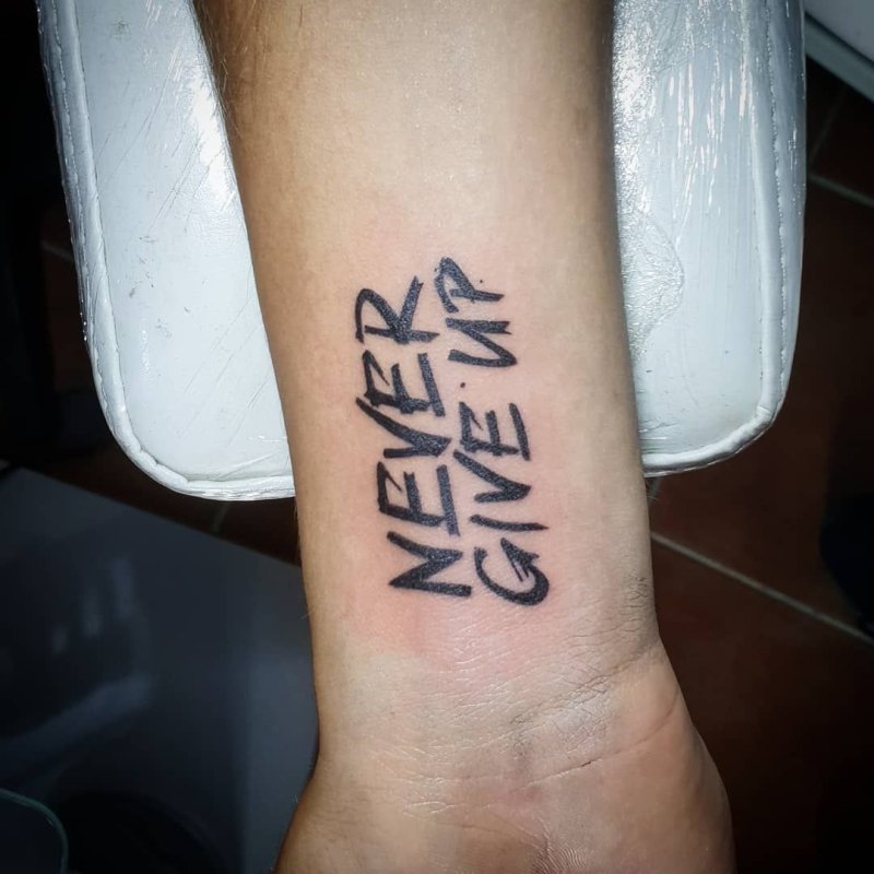 Тату never give up на предплечье мужские