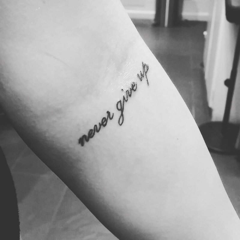 Never give up тату