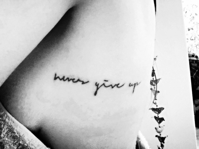 Тату с надписью never give up