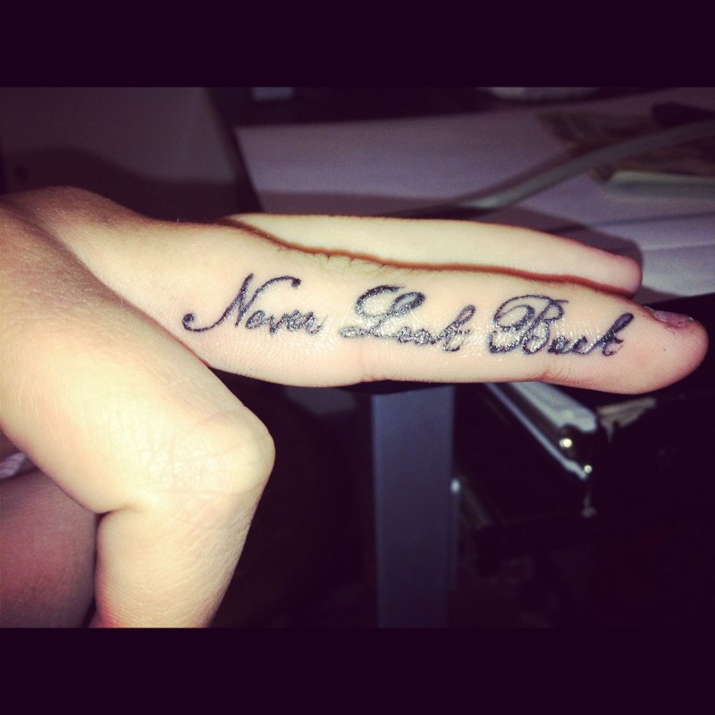 Never look back тату