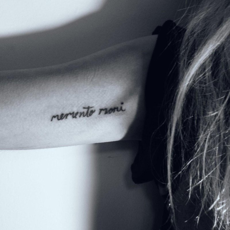 Тату на шее Memento vivere