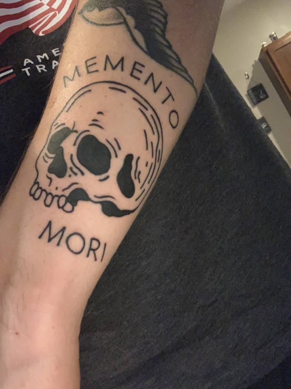 Наколка Memento Mori