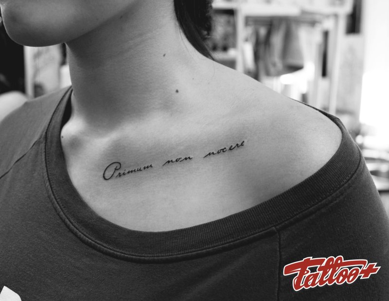 Татуировка имя на ключице