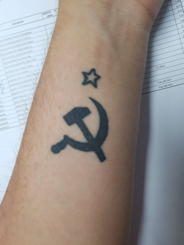 Татуировки серпа и молота
