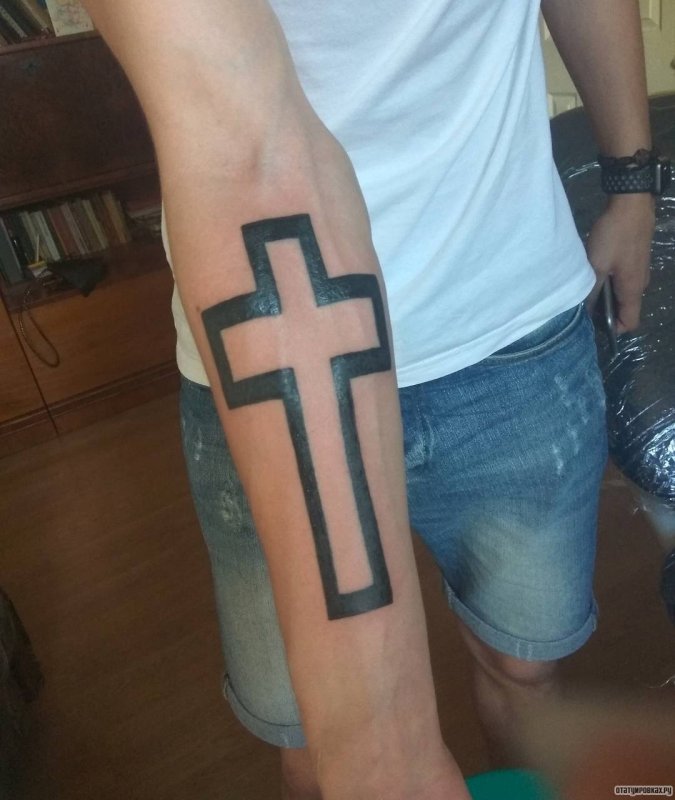 Тату крест на руке