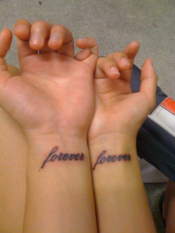 Тату Forever на запястье