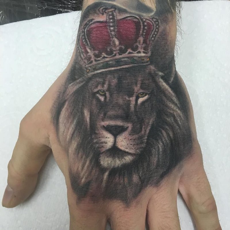Наколка Лев с короной