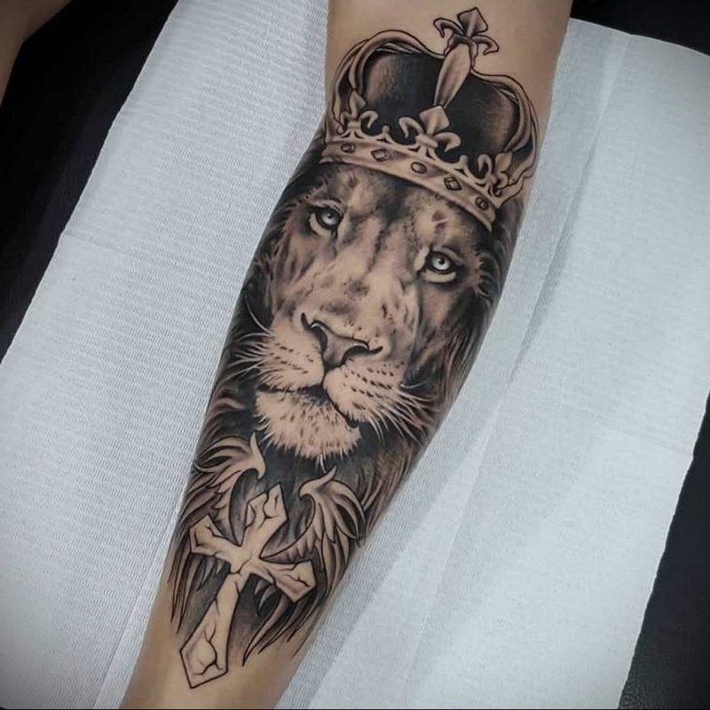 Тату Лев с короной