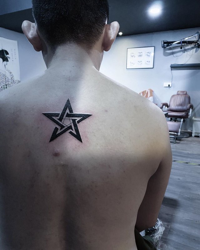 Тату на спине большая звезда