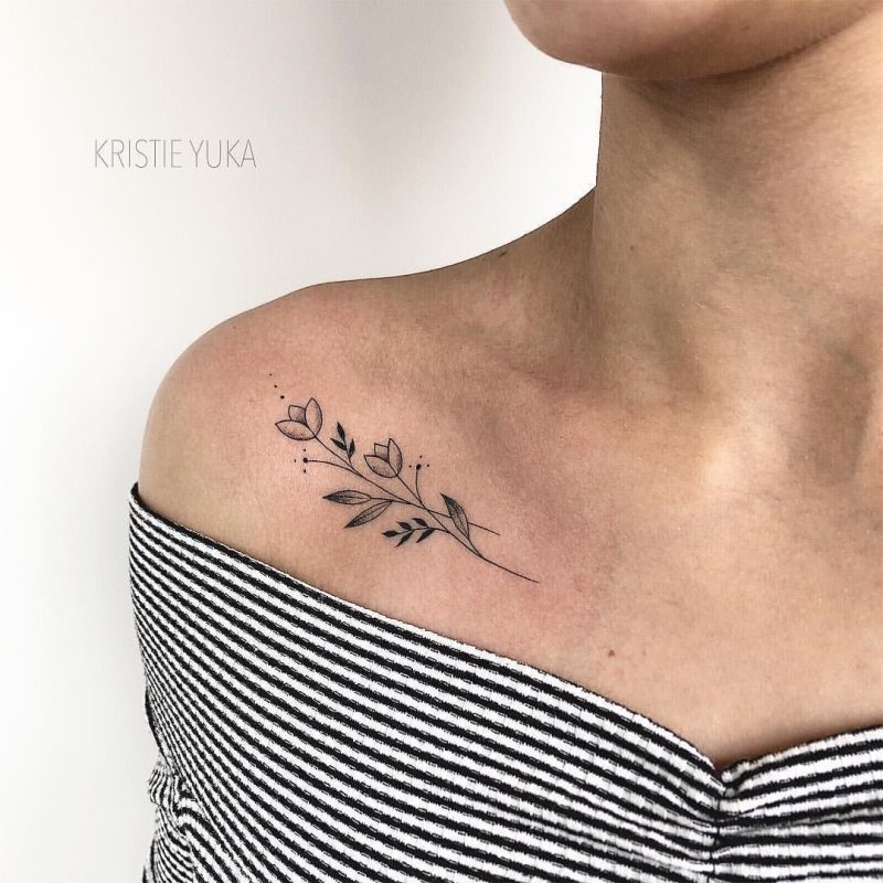 Тату на ключице