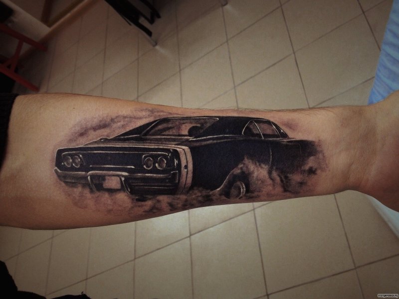 Тату авто на руке