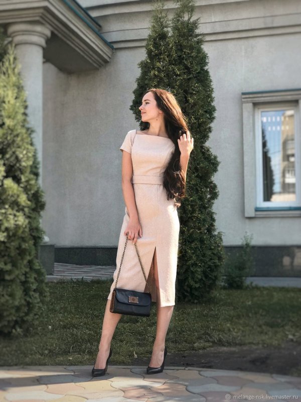 Бежевое платье футляр