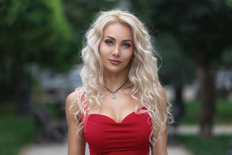 Стильная девушка в Красном