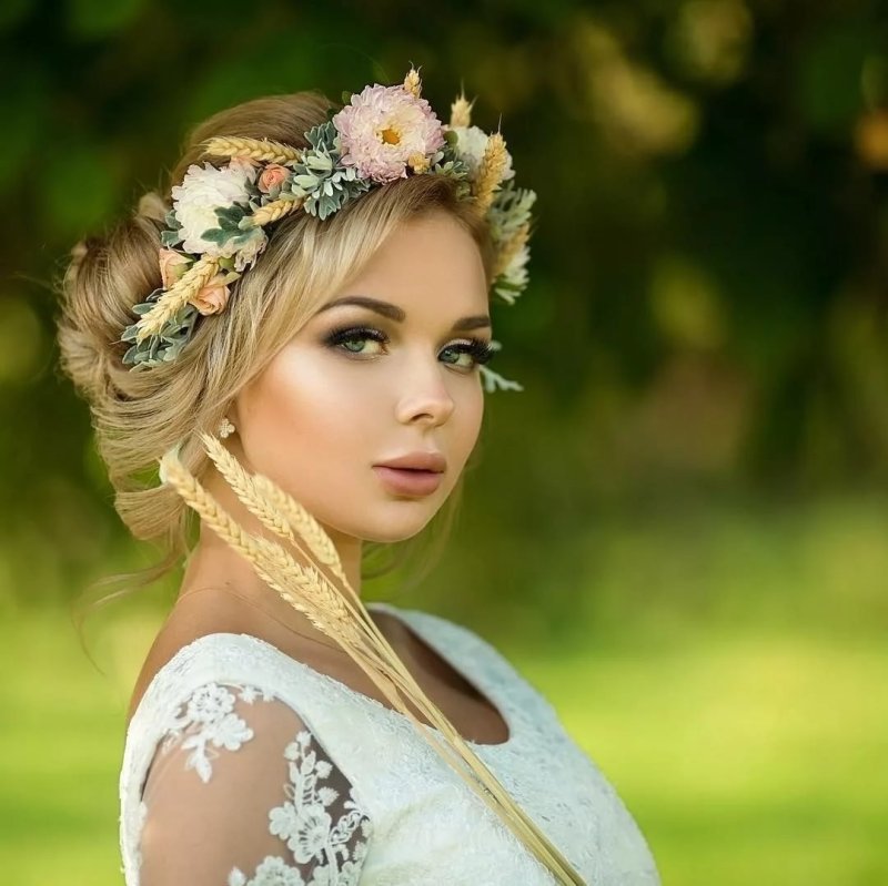 Свадебные прически с цветами и фатой