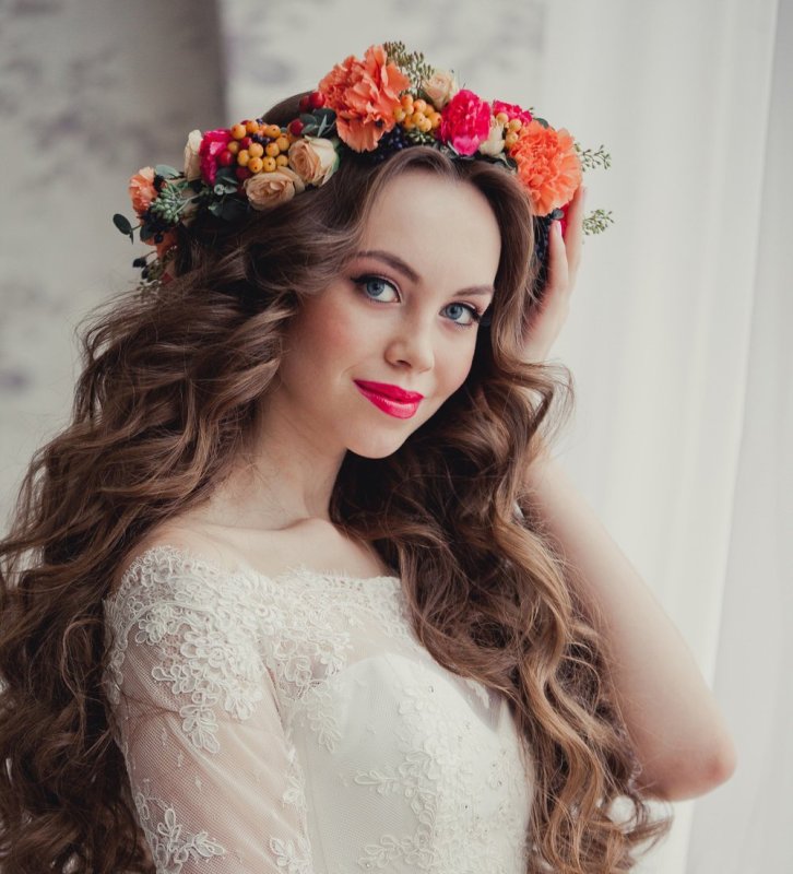 Прическа невесты с венком и фатой