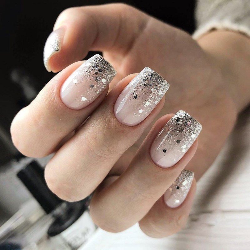 Новогодний маникюрг а короткие
