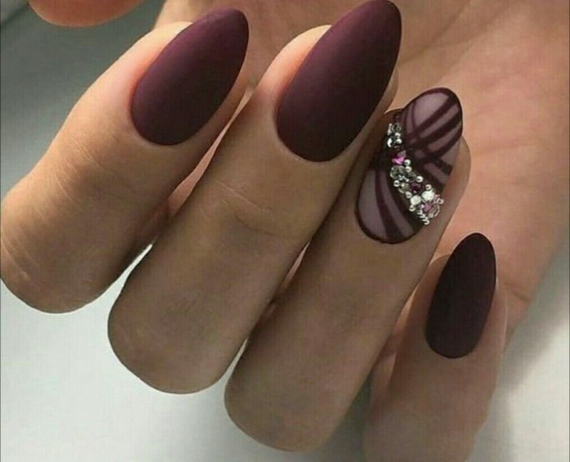 Бордовый матовый маникюр с дизайном