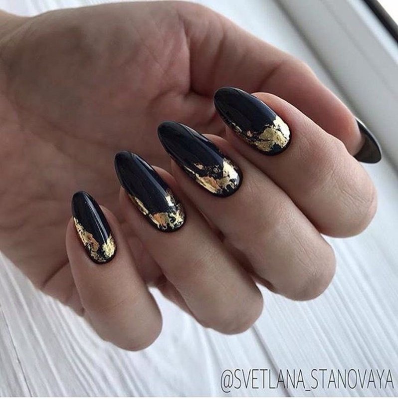 Нюдовый маникюр с золотой фольгой