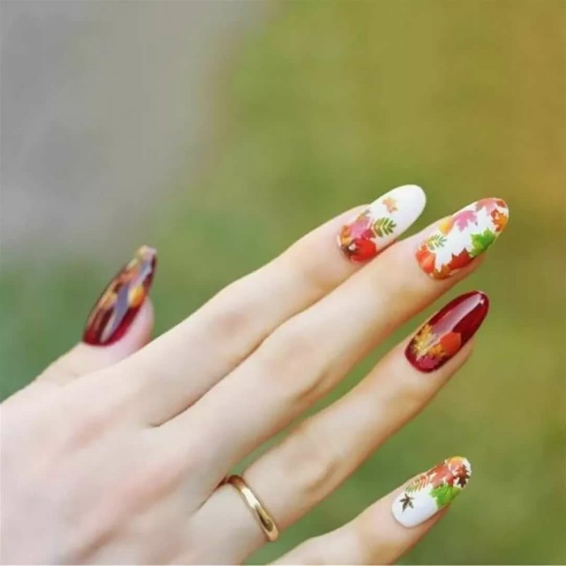 Маникюр с кленовым листом