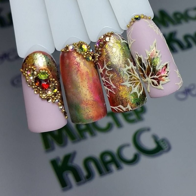 Маникюр с кленовым листом