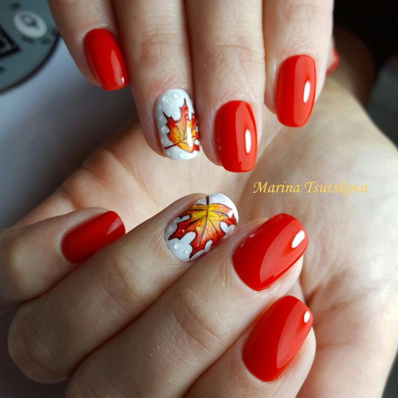 Маникюр с кленовым листом