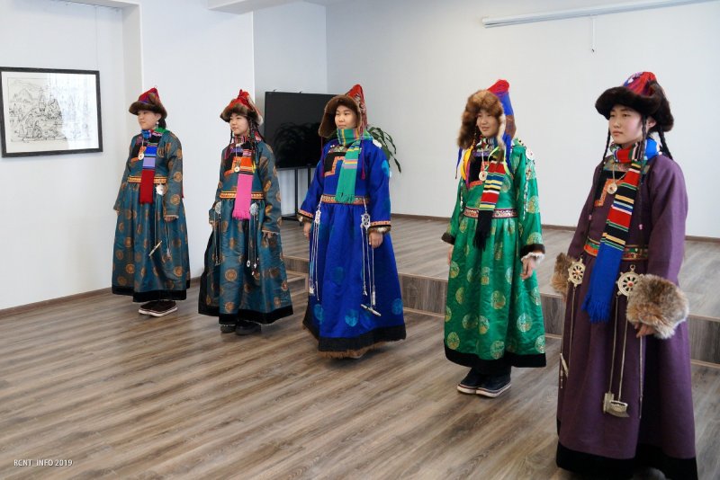 Бурятский национальный костюм дэгэл