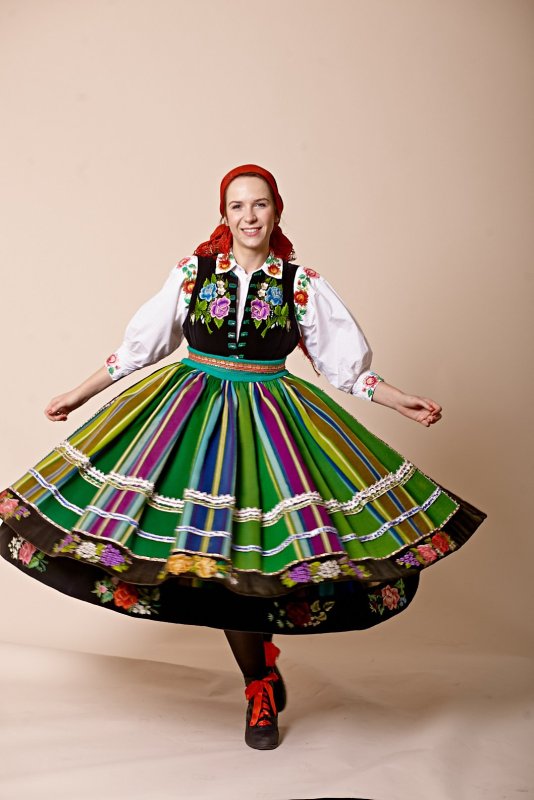 Чешская девушка в народном костюме