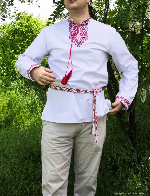 Люди в белорусских национальных костюмах