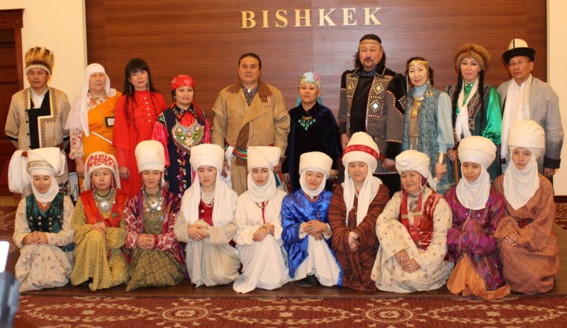 Казахские девушки на лошадях