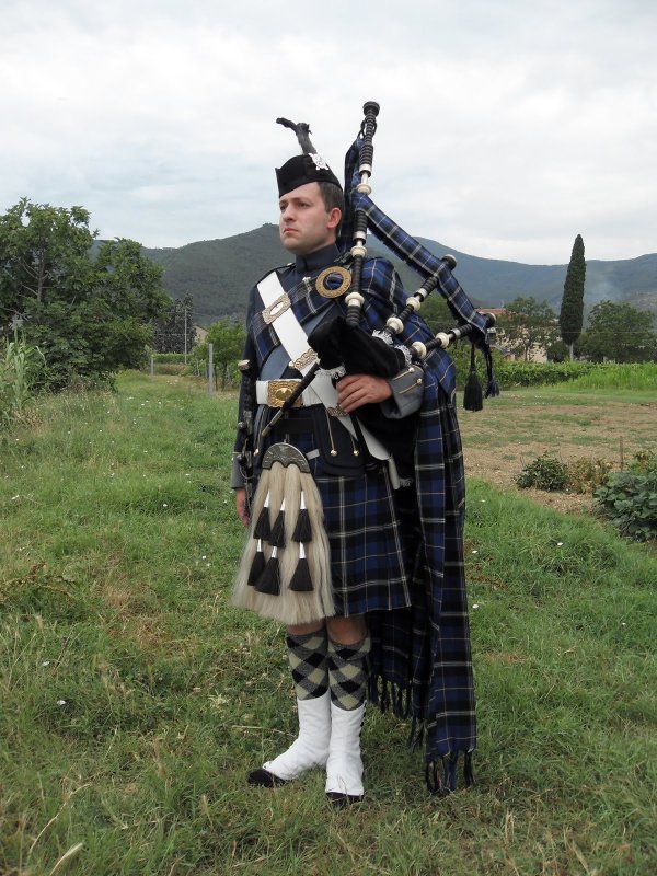 Тартан National Scottish Costume