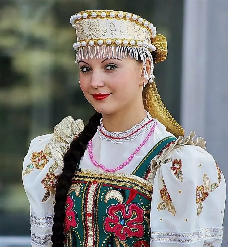 Русские красавицы в национальных костюмах