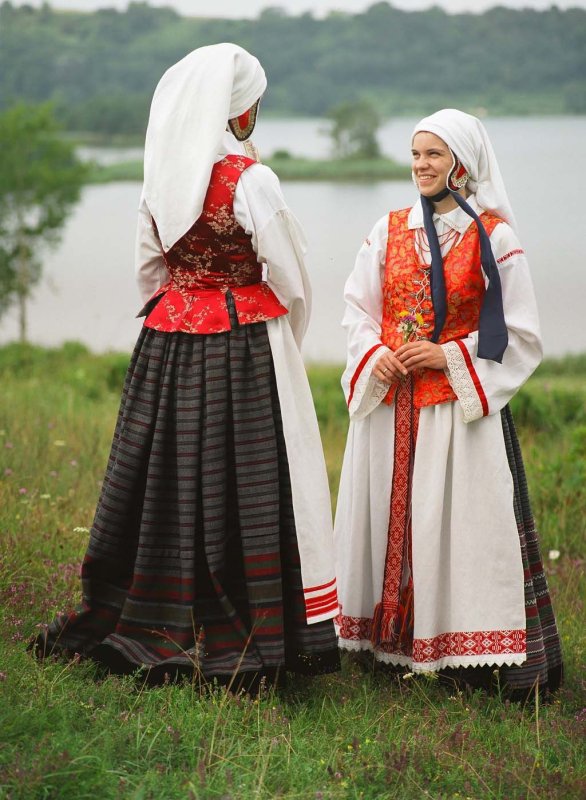 Чешская девушка в народном костюме
