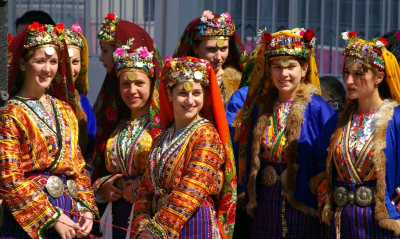 Болгарские девушки в национальных костюмах