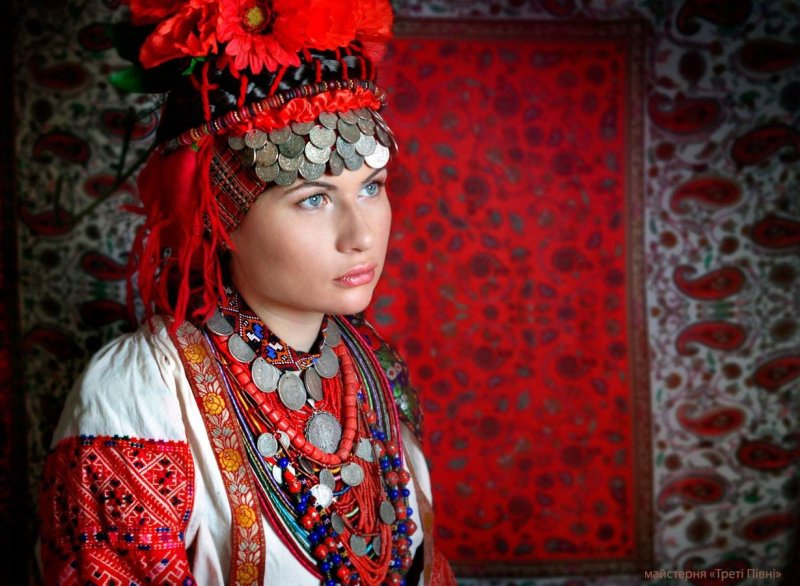 Украинская девушка в национальном костюме
