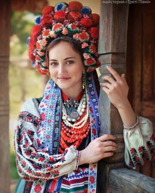 Женщина в украинском костюме