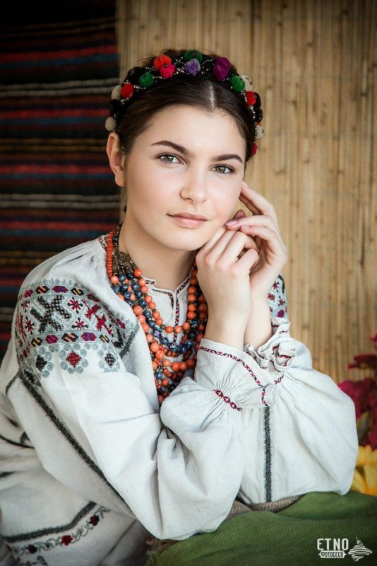 Украинки в национальной одежде