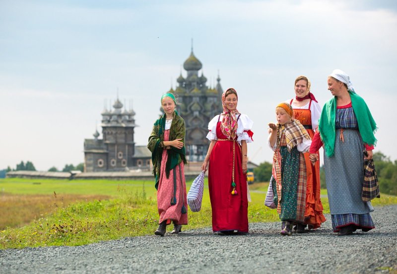 Пара в русских костюмах