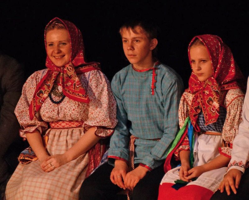Две девушки в полный рост народных костюмах
