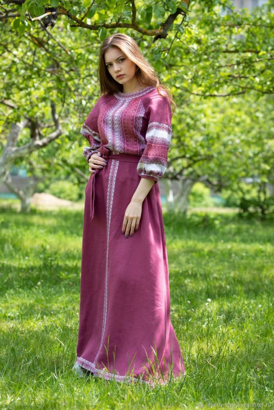 Красное историческое платье
