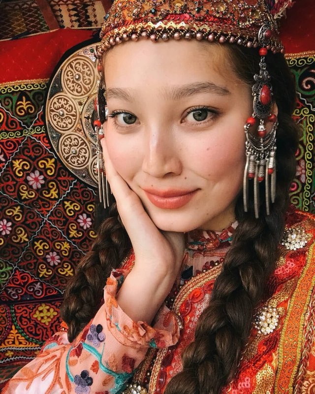 Киргизские национальные платья