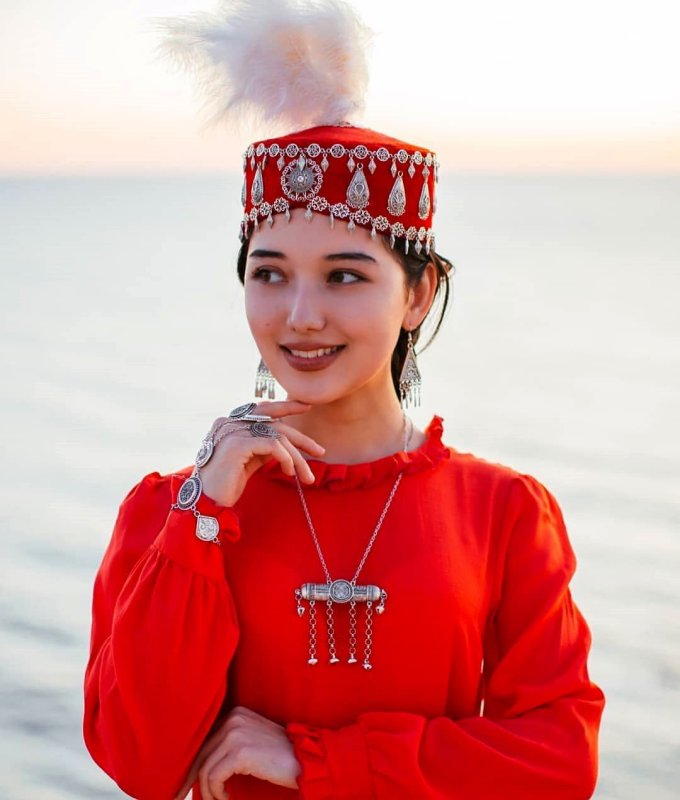 Красивые казахские женщины в национальных костюмах