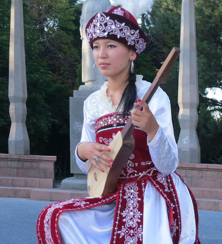 Казахские девушки в национальной одежде фото