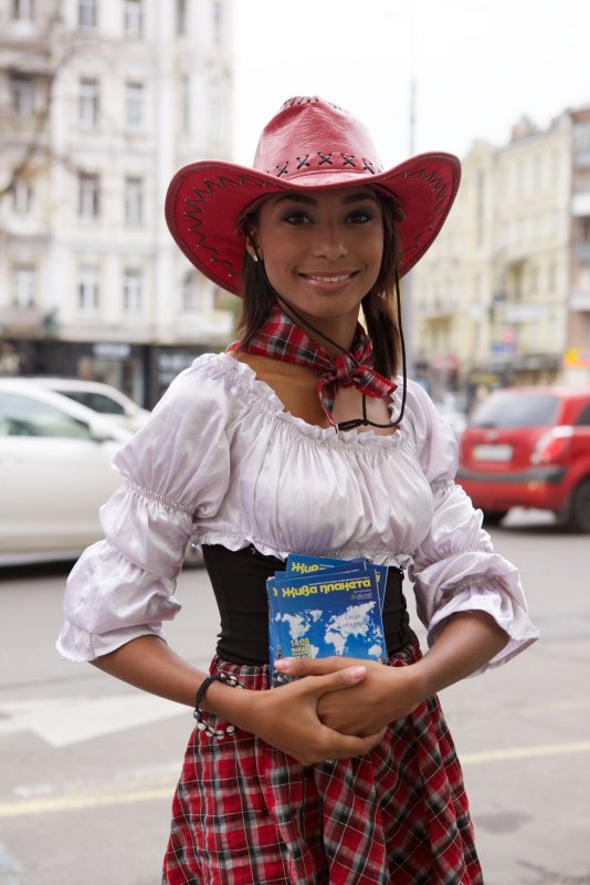 Девушка в костюме